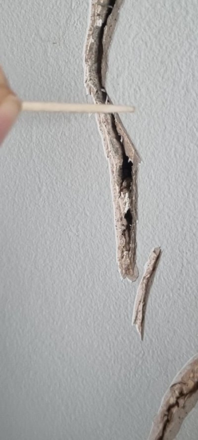 Granite wall plasterboard crack gap.jpg