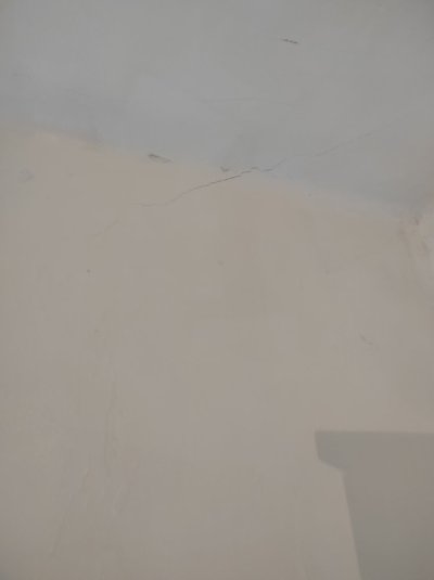 WallAndCeilingCracksLivingRoom.jpg
