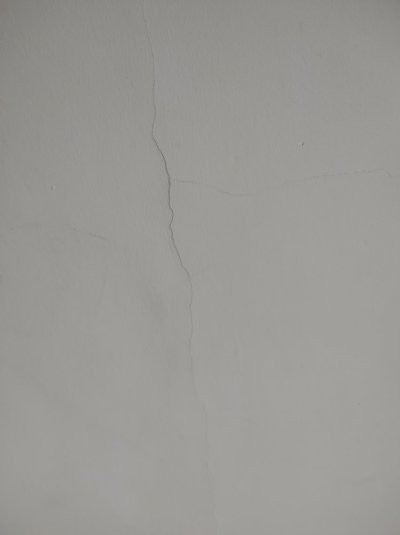WallCracksLivingRoom.jpg