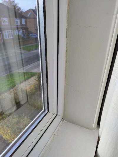 3 - wall crack by bedroom window R.jpg